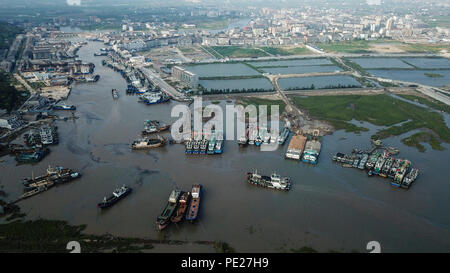 Zhejiang, Chine. 12 août 2018. (180812) -- WENZHOU, le 12 août 2018 (Xinhua) -- Bateaux sont hébergé dans un refuge à l'abri de Yagi typhoon dans un port dans la ville de Cangnan de Wenzhou, province de Zhejiang, Chine orientale, le 12 août 2018. L'observatoire national de dimanche a publié une alerte bleue pour Yagi typhon qui a renforcé l'avance de ses côtes de la région côtière de l'Est. Source : Xinhua/Alamy Live News Banque D'Images