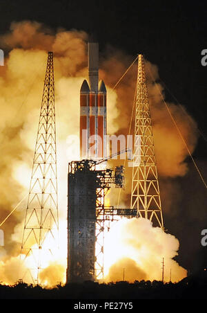 En Floride, aux États-Unis. 12 août 2018 - Cape Canaveral, Floride, États-Unis - une alliance de lancement de fusées Delta IV Heavy décollera à partir de l'espace complexe de lancement 37 à Cap Canaveral Air Force Station, en Floride, la NASA transportant la sonde solaire Parker le 12 août 2018. L'engin spatial se rendra à l'intérieur de 4 millions de kilomètres de la surface du soleil à fournir de nouvelles données sur l'activité solaire. (Paul Hennessy/Alamy) Crédit : Paul Hennessy/Alamy Live News Banque D'Images