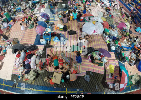 Quezon City, Philippines. Août 12, 2018. Les résidents s'abritent à l'intérieur d'un centre d'évacuation à Quezon City, Philippines, le 12 août 2018. La tempête tropicale améliorée Yagi la mousson et la pluie continue causant des inondations dans certaines parties de la région métropolitaine de Manille. Credit : Rouelle Umali/Xinhua/Alamy Live News Banque D'Images