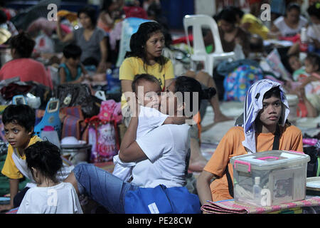 Quezon City, Philippines. Août 12, 2018. Les résidents s'abritent à l'intérieur d'un centre d'évacuation à Quezon City, Philippines, le 12 août 2018. La tempête tropicale améliorée Yagi la mousson et la pluie continue causant des inondations dans certaines parties de la région métropolitaine de Manille. Credit : Rouelle Umali/Xinhua/Alamy Live News Banque D'Images