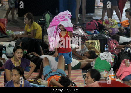 Quezon City, Philippines. Août 12, 2018. Les résidents s'abritent à l'intérieur d'un centre d'évacuation à Quezon City, Philippines, le 12 août 2018. La tempête tropicale améliorée Yagi la mousson et la pluie continue causant des inondations dans certaines parties de la région métropolitaine de Manille. Credit : Rouelle Umali/Xinhua/Alamy Live News Banque D'Images