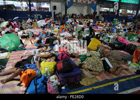 Quezon City, Philippines. Août 12, 2018. Les résidents s'abritent à l'intérieur d'un centre d'évacuation à Quezon City, Philippines, le 12 août 2018. La tempête tropicale améliorée Yagi la mousson et la pluie continue causant des inondations dans certaines parties de la région métropolitaine de Manille. Credit : Rouelle Umali/Xinhua/Alamy Live News Banque D'Images