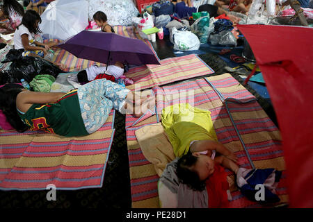 Quezon City, Philippines. Août 12, 2018. Les résidents s'abritent à l'intérieur d'un centre d'évacuation à Quezon City, Philippines, le 12 août 2018. La tempête tropicale améliorée Yagi la mousson et la pluie continue causant des inondations dans certaines parties de la région métropolitaine de Manille. Credit : Rouelle Umali/Xinhua/Alamy Live News Banque D'Images