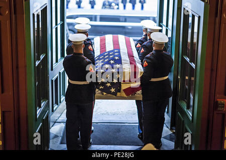 Columbus, Ohio, USA. 25Th Dec 2016. Les Marines américains portent le cercueil de l'astronaute, sénateur des États-Unis, et l'US Marine Le Colonel John Glenn photographié Samedi, Décembre 17, 2016 à la maison de l'état de l'Ohio à Columbus, Ohio. Credit : James D. DeCamp/ZUMA/Alamy Fil Live News Banque D'Images