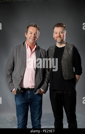 Edinburgh, Royaume-Uni. 12 août, 2018. Julian Clary (à gauche), le comédien et romancier anglais avec David Roberts, l'illustrateur. Photographié à l'Edinburgh International Book Festival. Edimbourg, Ecosse. Photo par Gary Doak / Alamy Live News Banque D'Images