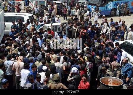 Ghazni, en Afghanistan. Août 12, 2018. Passagers attendent à une station de bus dans la ville de Kandahar, au sud de l'Afghanistan, le 12 août 2018. Les forces du gouvernement afghan ont repoussé une vaste offensive des Taliban sur la ville de Ghazni, capitale de l'est de la province de Ghazni, vendredi, le ministère de la Défense a dit. A la surprise générale, les militants talibans ont lancé l'offensive sur plusieurs fronts de la ville de Ghazni, infiltré dans la ville tôt vendredi matin, et bloqué la route reliant la capitale de Kaboul à Kandahar dans le sud et l'ouest de la ville de Herat. Sanaullah Crédit : Seiam/Xinhua/Alamy Live News Banque D'Images