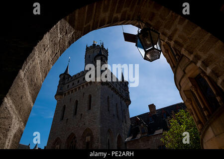 Schulenburg, Allemagne. Août 12, 2018. Une tour de château Marienburg est visible par une arcade. Le château a été construit en 1864 dans le style néo-gothique. Crédit : Peter Steffen/dpa/Alamy Live News Banque D'Images