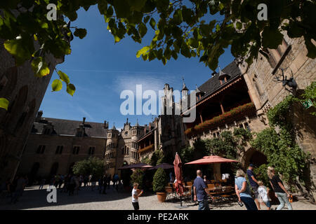 Schulenburg, Allemagne. Août 12, 2018. Les visiteurs marchent à travers la cour de Marienburg Palace à Schulenburg. Le château a été construit en 1864 dans le style néo-gothique. Crédit : Peter Steffen/dpa/Alamy Live News Banque D'Images