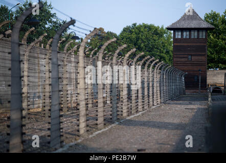 Oswiecim, Pologne. 09Th Aug 2018. Avis de fils barbelés et une tour de garde dans l'ancien camp d'extermination d'Auschwitz. De 1940 à 1945, le SS exploité le complexe d'Auschwitz avec de nombreux sous-camps comme l'extermination et les camps de concentration. Credit : Monika Skolimowska/dpa-Zentralbild/dpa/Alamy Live News Banque D'Images