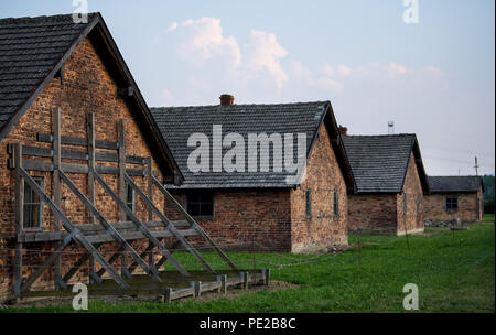 Oswiecim, Pologne. 09Th Aug 2018. Vue de la caserne de briques dans l'ancien camp d'extermination d'Auschwitz-Birkenau. De 1940 à 1945, le SS exploité le complexe d'Auschwitz avec de nombreux sous-camps comme l'extermination et les camps de concentration. Credit : Monika Skolimowska/dpa-Zentralbild/dpa/Alamy Live News Banque D'Images