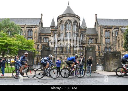 Glasgow, Ecosse, Royaume-Uni. 12 août 2018. - Championnat d'Europe 2018 : Médaillé d'or de Matteo Trentin passant l'Université de Glasgow pendant les Championnats d'Europe 2018 men's road race Crédit : Kay Roxby/Alamy Live News Banque D'Images