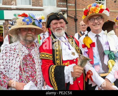 Warrington, Royaume-Uni. 12 août 2018. L'ancienne tradition de Lymm Rushbearing a été relancé après une absence de deux ans. L'événement n'implique pas une procession sur les routes locales comme par le passé, mais après avoir rassemblé près de la digue inférieure à environ 4 h, puis en traitant le Dingle, le festival a pris fin avec un service à l'église St Mary Crédit : John Hopkins/Alamy Live News Banque D'Images