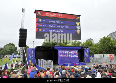 L'Écosse, au Royaume-Uni. 12 août 2018. Course sur route Hommes Élite, CEU European Championships Crédit : Colin Fisher/Alamy Live News Gagnants Podium (L-R) Mathieu Van der Poel, Matteo Trentin ; Wout van Aert) Banque D'Images