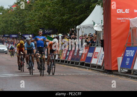 L'Écosse, au Royaume-Uni. 12 août 2018. Gagnant - Matteo Trentin remportant la médaille d'or, course sur route Hommes Élite, CEU European Championships, Glasgow. Crédit : Colin Fisher/Alamy Live News Banque D'Images