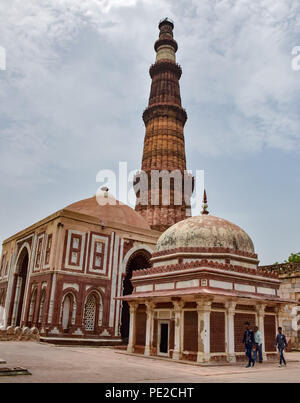 Delhi, Delhi, Inde. 4 Août, 2018. Porte d'entrée de la tombe de l'Imam zamim (à l'avant) situé au complexe qûtb Delhi Inde.Qutub Minar Article 73 mètres de haut à Delhi, est le plus haut minaret de briques et site du patrimoine de l'UNESCO. Il représente l'Indo -style architectural islamique, construit par Qutb-ud-Din Aibak comme une victoire Tower en 1192 A.D. Crédit : Idrees Abbas/SOPA Images/ZUMA/Alamy Fil Live News Banque D'Images