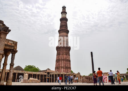 Delhi, Delhi, Inde. 4 Août, 2018. Les habitants et les touristes vu mouvements au niveau de la complexe qûtb tandis qu'indias plus grande tour Qutub Minar se dresse dans l'arrière-plan complexe Qûtb à Delhi en Inde.Qutub Minar Article 73 mètres de haut à Delhi, est le plus haut minaret de briques et site du patrimoine de l'UNESCO. Il représente l'Indo -style architectural islamique, construit par Qutb-ud-Din Aibak comme une victoire Tower en 1192 A.D. Crédit : Idrees Abbas/SOPA Images/ZUMA/Alamy Fil Live News Banque D'Images