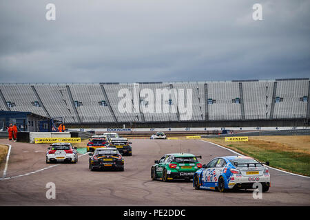 Corby, Northamptonshire, Angleterre, le 12 août 2018. BTCC voitures de course pendant la Dunlop MSA British Touring Car Championship at Rockingham Motor Speedway. Photo par Gergo Toth / Alamy Live News Banque D'Images