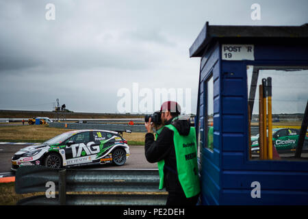 Corby, Northamptonshire, Angleterre, le 12 août 2018. Pilote de course BTCC Senna Proctor et puissance Maxed Course Vauxhall Astra au cours de la Dunlop MSA British Touring Car Championship at Rockingham Motor Speedway. Photo par Gergo Toth / Alamy Live News Banque D'Images