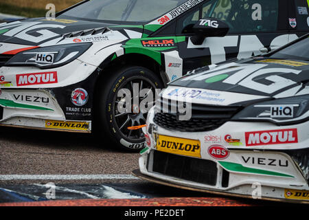 Corby, Northamptonshire, Angleterre, le 12 août 2018. L'équipe de course BTCC Maxed Power Racing avec TAG Vauxhall Astra au cours de la Dunlop MSA British Touring Car Championship at Rockingham Motor Speedway. Photo par Gergo Toth / Alamy Live News Banque D'Images