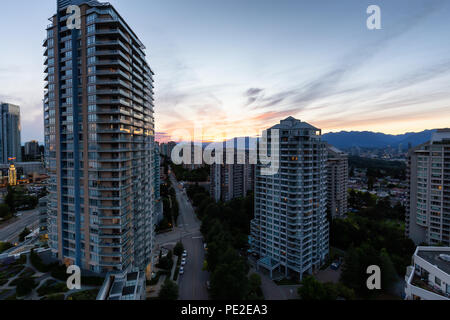 Metrotown Burnaby, Vancouver, Colombie-Britannique, Canada - le 26 juin 2018 : Vue aérienne de maisons résidentielles à proximité de centre commercial Metropolis au cours d'un été animé soleils Banque D'Images