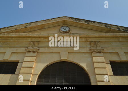 Façade du Beau Marché de La Canée, avec sa belle horloge au centre. Histoire Architecture Voyage. Le 6 juillet 2018. Chania, Crete Island. Gree Banque D'Images