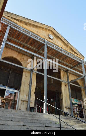 Façade du Beau Marché de La Canée, avec sa belle horloge au centre. Histoire Architecture Voyage. Le 6 juillet 2018. Chania, Crete Island. Gree Banque D'Images