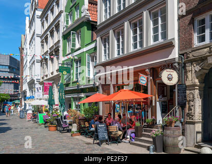 Cafés et bars sur l'historique Deichstrasse (Deichstraße) dans l'Altstadt (vieille ville), Hambourg, Allemagne Banque D'Images