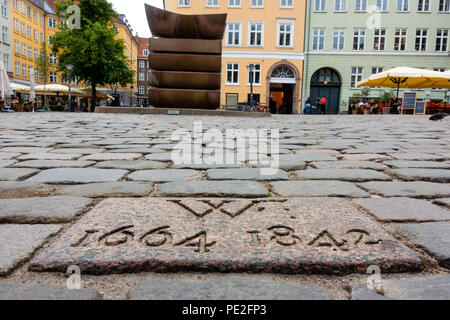 Pierre dans le trottoir où le pilori au traître Corfitz Ulfeldt danois a été érigée sur Gråbrødretorv, avec l'inscription 'WF' 1664-1842 Banque D'Images