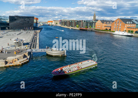 Vue sur le front de Copenhague vers le nord avec la Bibliothèque royale (le diamant noir) et Soren Kierkegaard's Square, bateau d'en face Banque D'Images