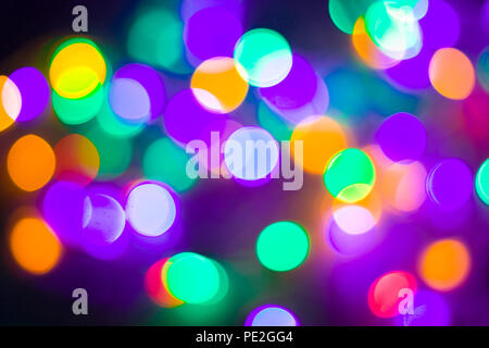 Noël et Nouvel An - concept abstrait flou artistique flou d'arrière-plan de feux multicolores. Bleu, violet, vert, orange. Banque D'Images
