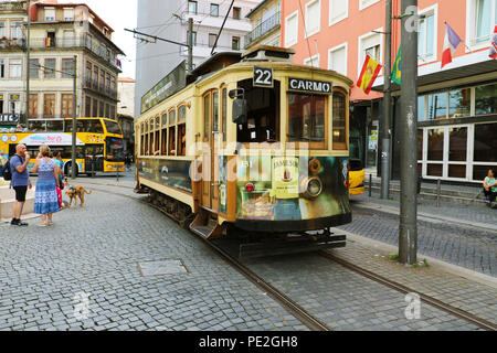 PORTO, PORTUGAL - 20 juin 2018 : vieux tram Carmo 22 au centre-ville de Porto, Portugal Banque D'Images