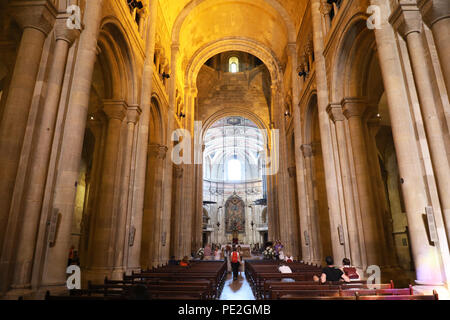 Lisbonne, Portugal - 25 juin 2018 : à l'intérieur de la cathédrale Santa Maria Maior de Lisboa (également connu sous le nom de Sw de Lisboa, Portugal) Banque D'Images
