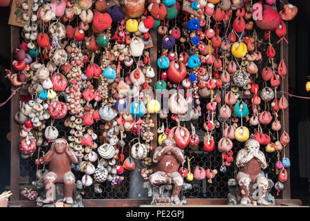 Pour les offres colorés trois singes sages du Sanctuaire Yasaka Kōshin-dō dans Higashiyama, Kyoto, Japon. Banque D'Images