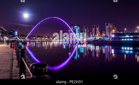 Pont Millennium sous ciel nocturne et pleine lune, Newcastle upon Tyne, Royaume-Uni Banque D'Images