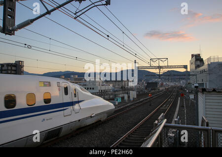 Train Shinkansen quittant la gare de Kyoto Banque D'Images