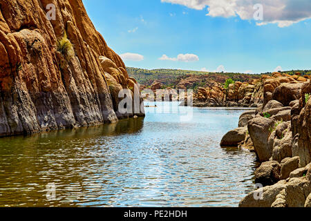 Dans l'eau du lac Watson, Prescott, Arizona, entouré par de grands rochers de granit Banque D'Images