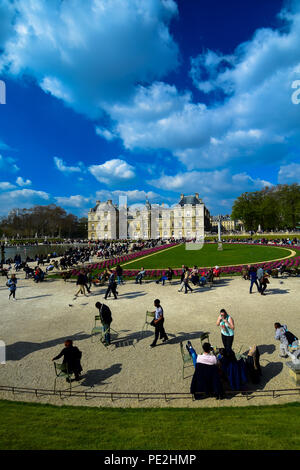 Les personnes bénéficiant d'une belle après-midi de printemps dans les parcs et jardins du Palais du Luxembourg à Paris, France Banque D'Images