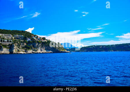 Les yachts et les hôtels particuliers le long de la côte de la magnifique Cap Ferrat sur la Côte d'Azur, France Banque D'Images