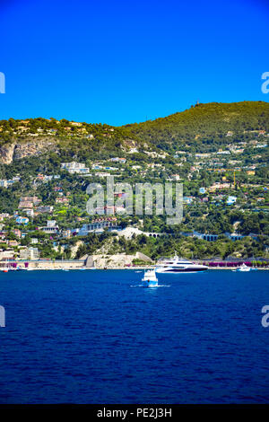 Les yachts et les hôtels particuliers le long de la côte de la magnifique Cap Ferrat sur la Côte d'Azur, France Banque D'Images