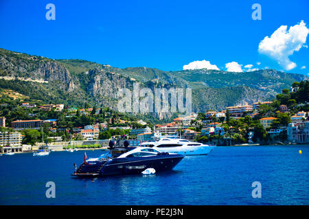 Les yachts et les hôtels particuliers le long de la côte de la magnifique Cap Ferrat sur la Côte d'Azur, France Banque D'Images