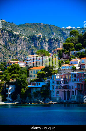 Les yachts et les hôtels particuliers le long de la côte de la magnifique Cap Ferrat sur la Côte d'Azur, France Banque D'Images