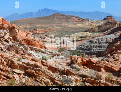 Nommé pour la formations de grès rouge magnifique comme Arch Rock, la Vallée de Feu est la plus ancienne Nevada State Park et situé dans le désert de Mojave. Banque D'Images