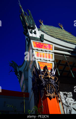La façade et ses environs de Grauman's Chinese Theatre sur Hollywood Boulevard à Los Angeles, Californie Banque D'Images