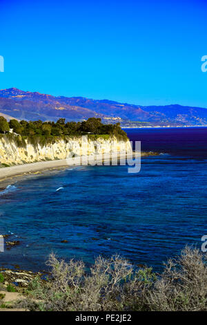 Les falaises et la plage de Point Dume à Malibu, Californie Banque D'Images