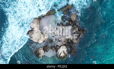 Vue aérienne de l'éperon rocheux près de vagues roulant sur littoral montrant les rochers et au milieu de sable abrite une colonie de phoques Banque D'Images