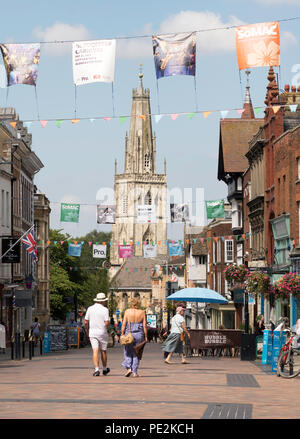 Couple walking centre-ville de Gloucester, Gloucestershire, Angleterre St Westgate, UK Banque D'Images