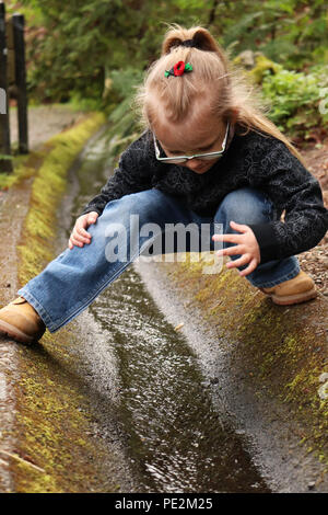 Petite fille à Tumwater Falls Park, Washington Banque D'Images