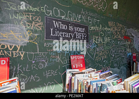 Graffiti sur un mur extérieur de la librairie Strand répondant à la question "Qui est votre avenir littéraire." Banque D'Images