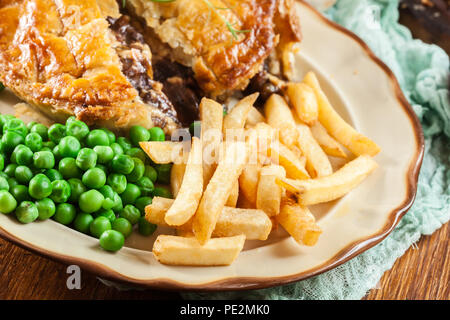 Ragoût de boeuf maison pie avec frites. La viande en pâte feuilletée Banque D'Images