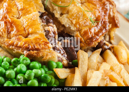 Ragoût de boeuf maison pie avec frites. La viande en pâte feuilletée Banque D'Images